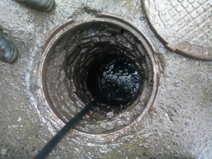 Службы Щелковского водоканала произвели работы по устранению засоров канализационных линий и колодцев 